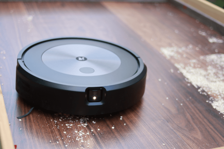 Робот iRobot Roomba пылесосит овсяные хлопья с пола во время теста 